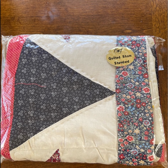 - Two pillows cover by shams - Picture 9 of 12